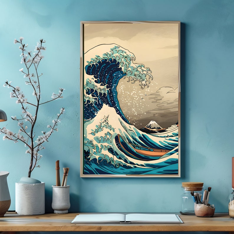 Op de afbeelding: Een ingelijste print van een traditionele Japanse houtsnede die een grote golf voorstelt die over een boot breekt. De golf is blauw en wit, en de boot is oranje. De achtergrond is lichtbeige met een berg in de verte.