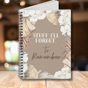 Puede incluir: Una libreta de espiral marrón con un diseño floral y el texto "Stuff I'll Forget To Remember".