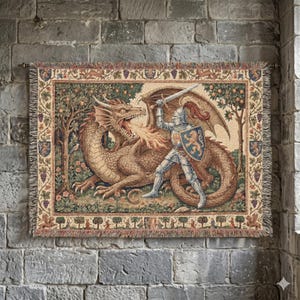 Può includere: Un arazzo da parete rettangolare intrecciato raffigurante un cavaliere in armatura d'argento che impugna una spada e uno scudo con l'emblema di un leone, mentre combatte contro un grande drago sputafuoco. La scena è ambientata in un bosco.