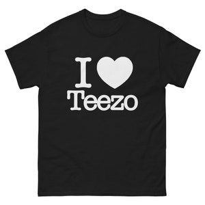 Puede incluir: Camiseta negra con un gráfico blanco que dice "I love Teezo" con un corazón blanco.