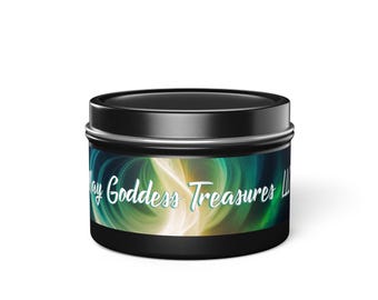 Puede incluir: Una lata de vela negra con una etiqueta que presenta el texto "My Goddess Treasures LLC" en una fuente de escritura. La etiqueta tiene un diseño arremolinado en tonos de verde, amarillo y blanco.