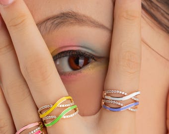 Anillo de oro de 18 quilates con diamantes y detalle de esmalte. Lujo artesanal.