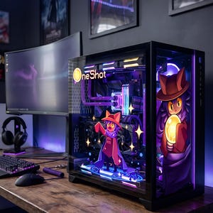 Può includere: Un case per computer desktop personalizzato con un pannello laterale in vetro che presenta il marchio del gioco OneShot e grafiche di personaggi. L'interno è illuminato da luci LED viola e blu, mettendo in mostra i componenti interni.