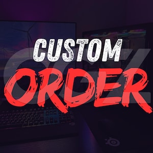 Könnte beinhalten: Eine digitale Grafiküberlagerung mit dem weißen Text CUSTOM und dem roten Text ORDER in einer fetten, abgenutzten Schriftart. Der Hintergrund zeigt ein schwach beleuchtetes Computer-Setup mit einer Tastatur und sichtbaren Monitoren.