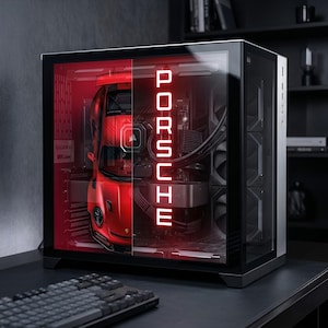 Puede incluir: Una caja de ordenador negra con un panel de vidrio, que muestra un gráfico de coche Porsche rojo y la palabra "PORSCHE" en letras blancas iluminadas. La caja está sobre un escritorio negro con un teclado.