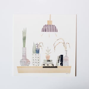 Illustrazione originale di Alice W., collage di carta ritagliata 8 x 8 con tecnica mista "Shelfie No. 11", decorazione per libreria con natura morta e piante in stile boho ed eclettico.