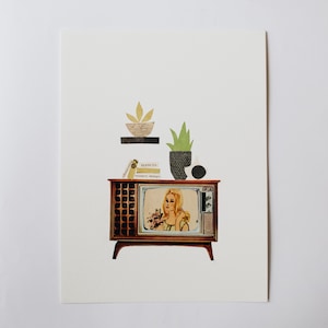 Collage originale di TV "Retro Modern", illustrazione di soggiorno con carta ritagliata e decorazioni di metà secolo di Alice Wingerden, alicewcollage