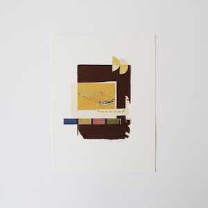 Collage artistico surreale originale su carta ritagliata, "Mellow Yellow", auto retrò giallo senape di metà secolo su pagina di libro marrone d'epoca di Alice W.