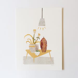 Collage originale di natura morta su carta tagliata, natura morta eclettica, illustrazione di tavolino da caffè boho retrò di metà secolo, tecnica mista, 11x15