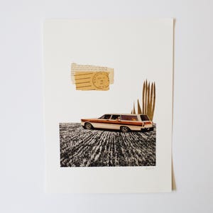 Illustrazione originale di collage surrealista su carta ritagliata, opera d'arte murale con tecnica mista raffigurante un'auto station wagon retrò di metà secolo, "Off Road", di Alice W.