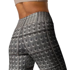 Könnte beinhalten: Schwarze Leggings mit einem metallischen Muster aus kleinen Kreisen und Quadraten.