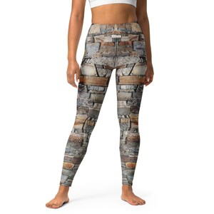 Könnte beinhalten: Eine Leggings mit hohem Bund und einem Steinmauer-Druck. Die Leggings ist aus einem dehnbaren, bequemen Stoff und perfekt für Yoga, Laufen oder den Alltag.