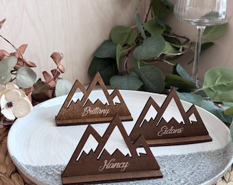 Segnaposto in legno rustico con motivo montano, targhette personalizzate tagliate al laser, allestimento personalizzato per la tavola del matrimonio.