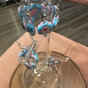 Glazen kan met opvallende hangers van polymeerklei, ambachtelijk vervaardigde karaf voor elegant serveren, uniek housewarming cadeau