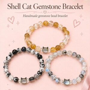 Op de afbeelding: Drie kralenarmbanden met ronde edelsteenkralen en een centrale katvormige schelpbedel. De bovenste armband heeft gele kralen, de linkeronderkant heeft zwart-wit gespikkelde kralen en de rechteronderkant heeft doorschijnende kralen. Tekst: Shell Cat Gemstone Bracelet, Handmade gemstone bead bracelet, Stretchy Cord, Real gemstone, Choose your stone.