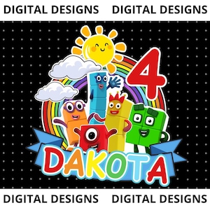 Puede incluir: Un diseño gráfico digital que presenta a los personajes de Numberblocks en naranja, azul, amarillo, rojo y verde. La imagen incluye un sol amarillo, un arcoíris, un número 4 rojo grande y una pancarta azul con el nombre DAKOTA en letras coloridas.