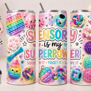 Puede incluir: Tres vasos de acero inoxidable con pajitas, decorados con juguetes sensoriales coloridos y el texto "Sensory is my Superpower". El diseño incluye un pop-it arcoíris, un unicornio y varios juguetes fidget.