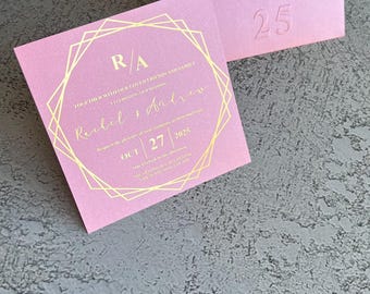 Roze huwelijksuitnodiging: goudfolie, elegant acryl met lakzegel