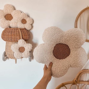 Coussin moyen à motif marguerite | Coussin bébé bouclé en forme d'ourson | Décoration bohème pour chambre d'enfant | Cadeau de naissance personnalisé Australie