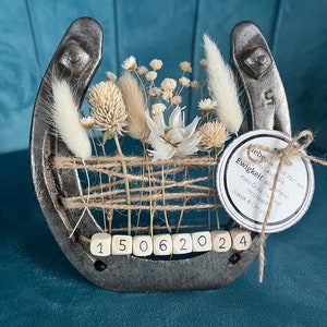 Personalisiertes Hufeisen Geschenk als Glücksbringer mit Juteband inkl. Trockenblumen zur Hochzeit | Geburtstags- und Hochzeitsgeschenk