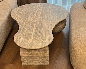 Mesa artesanal em travertino prateado, mesa de centro com formato orgânico, decoração moderna e luxuosa para sala de estar, estilo de interiores neutro.