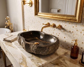 Lavabo in pietra naturale intagliato a mano – Vasca in granito con bordo grezzo, rubinetto dorato