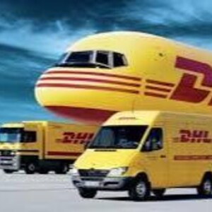 Pu&ograve; includere: Un aereo, un camion e un furgone gialli DHL sono parcheggiati su una pista. I veicoli hanno il logo DHL in rosso. L'aereo &egrave; sullo sfondo con il camion e il furgone in primo piano.