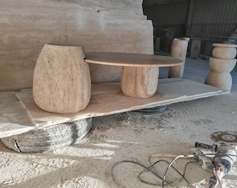 Handgefertigte Sitzbank aus Travertin – Rustikale Sitzbank aus Naturstein, Minimalistischer Couchtisch, Organisches, Modernes Möbel