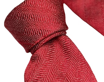 Corbata vintage Saint Hilaire de seda cruda de los años 80, color rojo coral, con estampado de espiga, 8 cm de ancho, estilo italiano. Accesorio raro de seda texturizada, de stock antiguo.