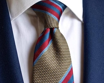 Vintage Aquascutum London Seidenkrawatte aus den 90er Jahren, britischer Luxus im Regimentsstil, Gold, Marineblau und Rot, strukturiertes Jacquardmuster, 9,5 cm breit, Heritage Statement Krawatte, neuwertig