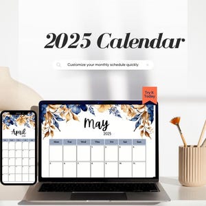 Può includere: Uno schermo di computer portatile che mostra un calendario 2025 con un design floreale. Il calendario è per il mese di maggio. Il testo "2025 Calendar" è visualizzato nella parte superiore dello schermo. Il testo "Customize your monthly schedule quickly" è visualizzato sotto il calendario. Il testo "Try It Today" è visualizzato in un riquadro rosso sul lato destro dello schermo.