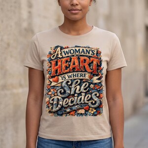Maglietta "Il cuore di una donna è dove lei decide", maglietta con citazione femminista, maglietta grafica in tessuto patchwork, maglietta per l'emancipazione femminile