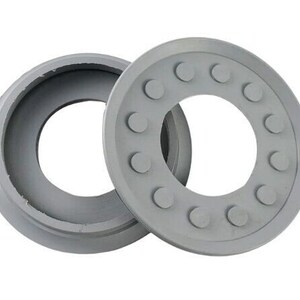 以下が含まれることがあります： 2つの灰色のプラスチック製のリング。1つのリングの外側の縁には、小さな穴が複数開いています。