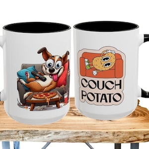 Może przedstawiać: Biały ceramiczny kubek z czarnym uchwytem i obramowaniem. Jedna strona przedstawia kreskówkowego psa wylegiwującego się na kanapie z pilotem i pizzą. Druga strona ma kreskówkowego ziemniaka na kanapie ze słowami "COUCH POTATO".