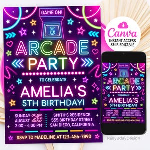 Puede incluir: Invitación a una fiesta de arcade con luces de neón rosa, azul y verde, un gráfico de consola de juegos y el texto "GAME ON!" y "ARCADE PARTY" para celebrar el quinto cumpleaños de Amelia. La invitación incluye la fecha, la hora y la ubicación de la fiesta.