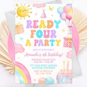 Op de afbeelding: Een kleurrijke uitnodiging voor een verjaardagsfeestje met de tekst "READY FOUR A PARTY". De uitnodiging bevat illustraties van een lachende zon, ballonnen, een regenboog, een taart en andere feestthema-afbeeldingen. De uitnodiging is voor Amanda's 4e verjaardag.