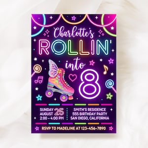 Może przedstawiać: Zaproszenie urodzinowe w stylu neonowym z wrotką ze skrzydłami motyla, napisem Charlotte's ROLLIN' into 8 oraz szczegółami przyjęcia: niedziela 25 sierpnia, 14:00-16:00, Smith's Residence, 555 Birthday Party, San Diego, Kalifornia.