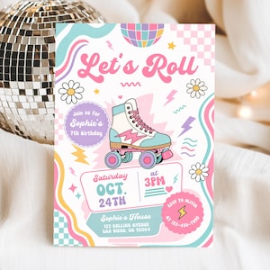 Può includere: Un invito di compleanno rettangolare con la scritta Let's Roll, un pattino a rotelle, una palla da discoteca, margherite e fulmini in rosa, blu e giallo. La carta include i dettagli dell'evento per il settimo compleanno di Sophie il 24 ottobre.