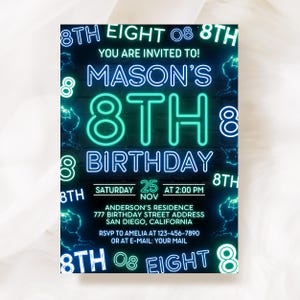 Könnte beinhalten: Eine rechteckige Geburtstagseinladungskarte mit einem dunklen Ziegelwandhintergrund und leuchtendem, blauem und grünem Neontext. Die Karte zeigt Mason's 8th Birthday, Saturday 25 Nov at 2:00 PM, sowie Ort, RSVP-Details und wiederholten 8th-Text.