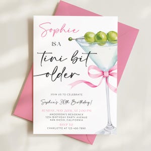 Könnte beinhalten: Eine weiße Geburtstagseinladungskarte mit einem Aquarell-Martiniglas, drei grünen Oliven und einer rosa Schleife. Der Text lautet: Sophie IS A Tini bit older JOIN US TO CELEBRATE Sophie's 30th Birthday! SUNDAY, MAY 24TH, AT 2:00 PM.