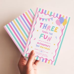 Puede incluir: Una tarjeta de invitación de cumpleaños rectangular con un borde de rayas pastel y un centro blanco con el texto THREE TIMES THE FUN, ALEXANDRA'S 3RD BIRTHDAY, SUNDAY OCT 28 AT 2PM, decorada con globos de colores y banderines.