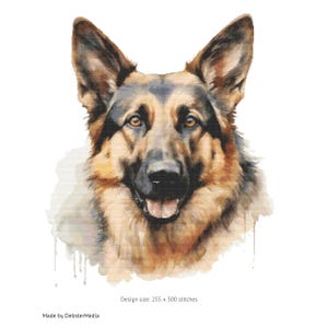 Op de afbeelding: Een aquarel schilderij van een Duitse herder met bruin en zwart haar. De hond kijkt recht naar de kijker met zijn tong lichtjes uitstekend. De achtergrond is een zachte aquarel was van lichtbruin en wit.