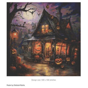 Op de afbeelding: Een griezelige Halloween-scène met een donker houten huis met verlichte jack-o'-lanterns op de veranda en het dak. Het huis is omgeven door bomen en een geplaveid pad. De maan is zichtbaar aan de hemel.