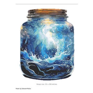 Op de afbeelding: Een glazen pot met een blauwe en witte aquarelverf van oceaan golven erin. De pot heeft een bruin deksel en de ontwerpmaat is 231 x 300 steken.