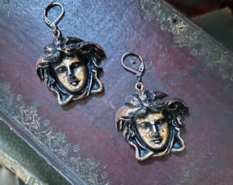 Boucles d'oreilles artisanales Medusa - Cuivre antique - Gorgone - Serpents - Mythologie grecque