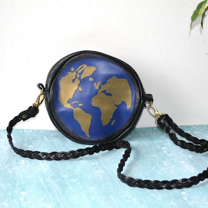 Mini sac fait main avec écusson Earth en cuir - Petit sac à main en cuir noir avec bandoulière tissée - Cadeau élégant pour les femmes qui aiment voyager