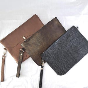Cartera de mano de cuero con cremallera y monograma hecha a mano, Cartera de mano de cuero para mujer, Monedero con cremallera, Carteras negras personalizadas para mujer,
