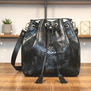 Sac à dos convertible en cuir - Sac seau fait main avec breloques, sac à bandoulière avec cordon de serrage, sac à main de week-end, fourre-tout à couches pour femme