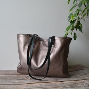 Bolso tote de piel color bronce, Bolso hobo grande holgado de piel, Monedero extragrande metálico para mujer, Bolso bandolera de piel auténtica para uso diario.