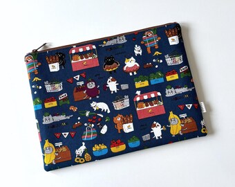 Funda para libro o tableta "Cats at the Market": funda de tela con diseño de animales kawaii para libros de bolsillo, organizador de accesorios y bolsa con cremallera.